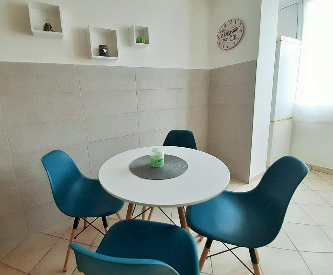 Bright & Cozy Pula Apartment Bagian luar foto